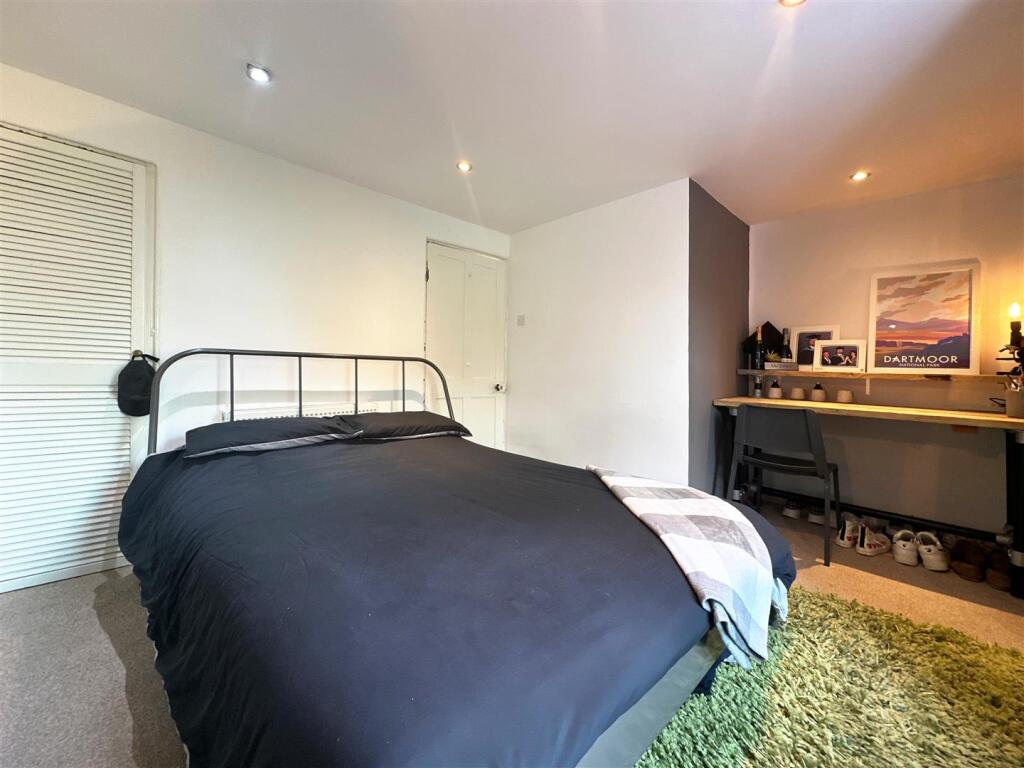 Bedroom 2 Study Area.JPG