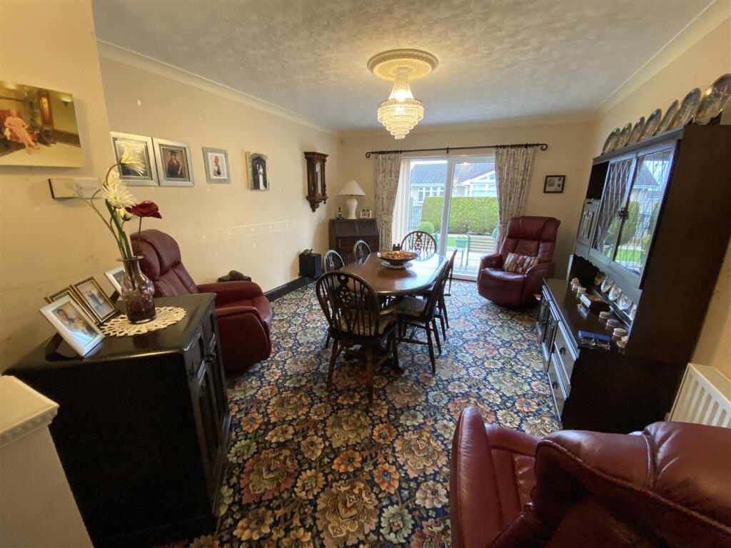 Dining room: