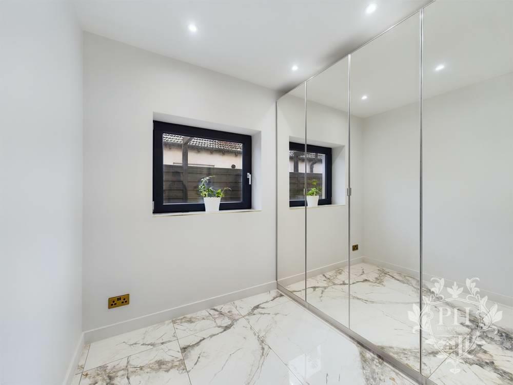 CAM01415G0-PR0217-STILL002-thumbnail-h750-70.jpg