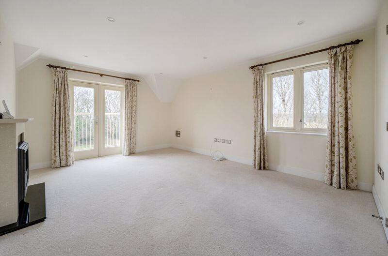 Dual aspect living/dining room 
