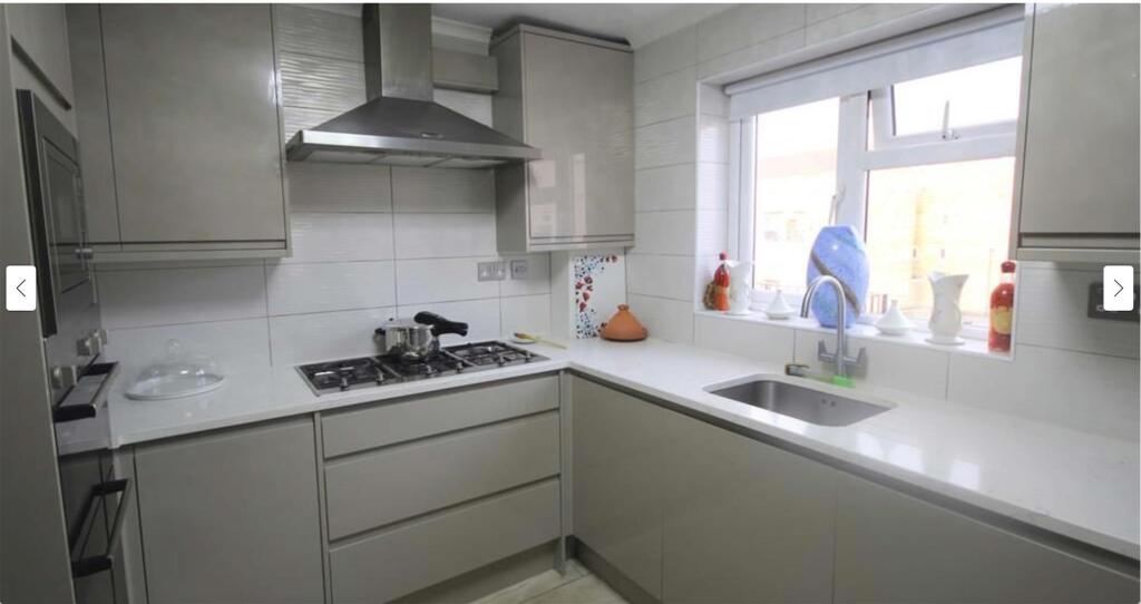 Radcliffe Way_kitchen.jpg