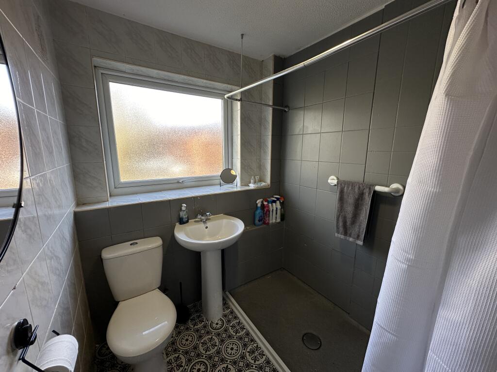 12. Shower room.JPG