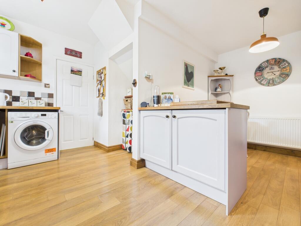 CAM03729G0-PR0127-STILL016