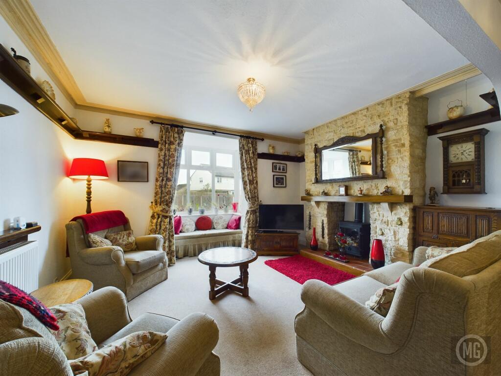 Living Area with Front Aspect Bay