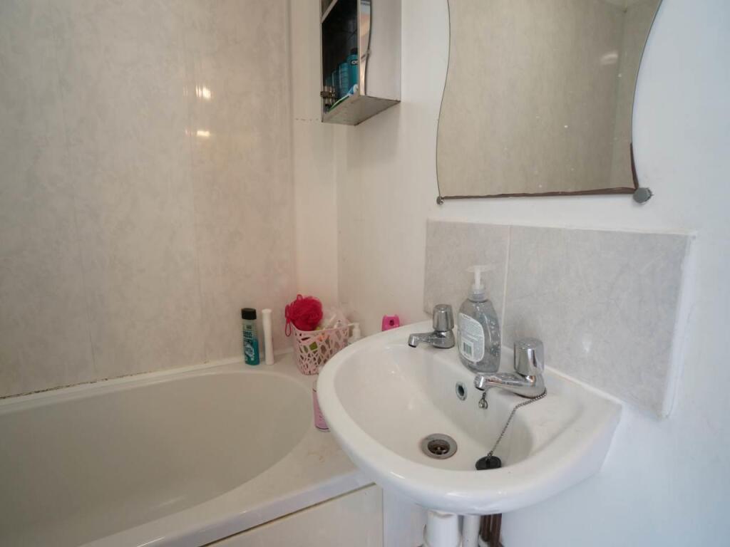53GarthRd_Bathroom1.2.JPG
