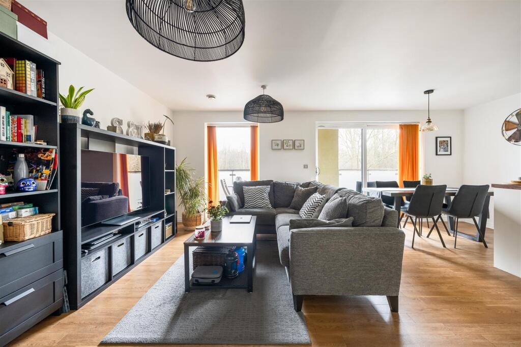 Chigwell Road, E18
