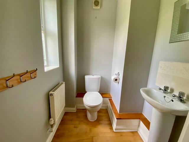 15 Brock Gardens cloakroom.jpg