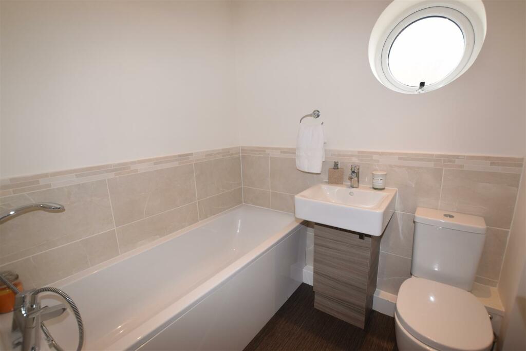 FAMILY BATHROOM/WC