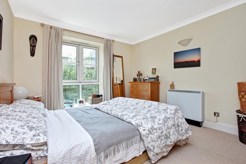 17 MOORE COURT-BE...