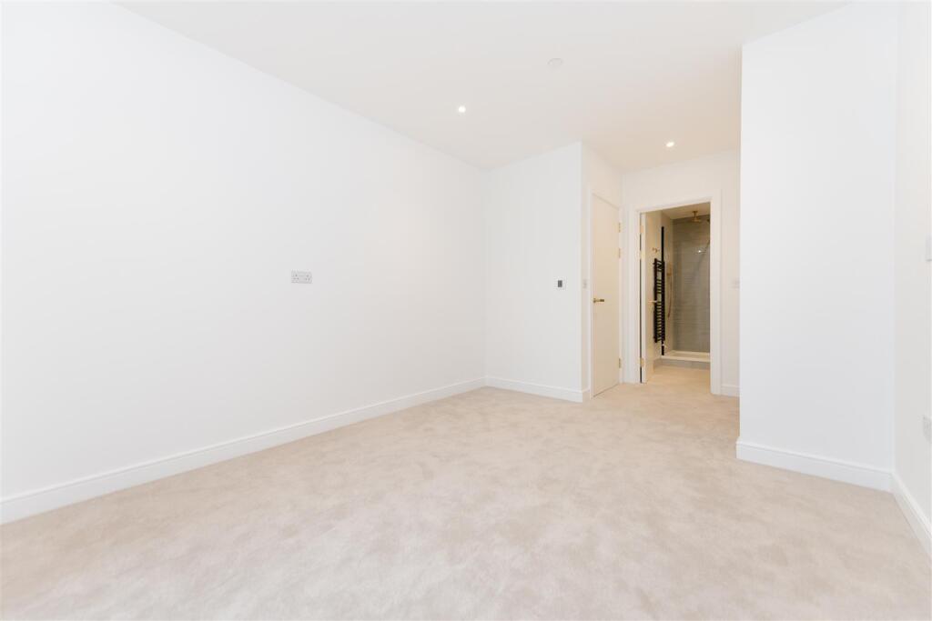 Master Bedroom          .jpg