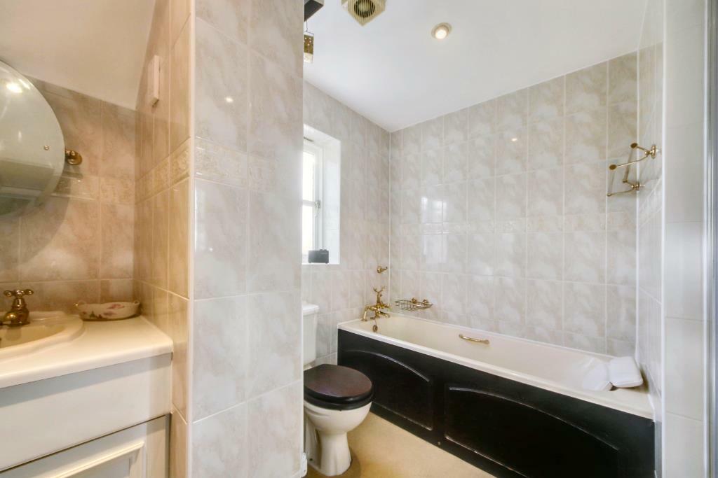 En-Suite Bathroom (Portal Size).jpg