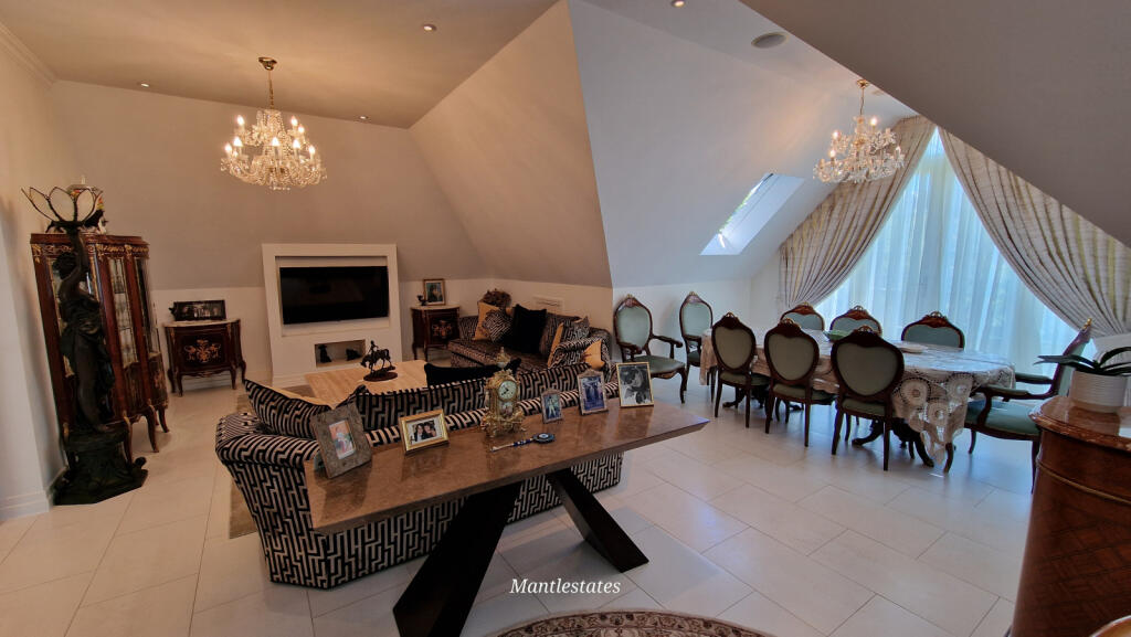 LOUNGE DINING AREA
