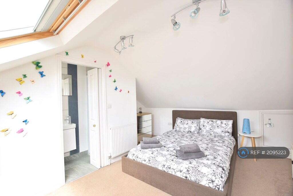 Bright Large Ensuite Attic Bedroom 