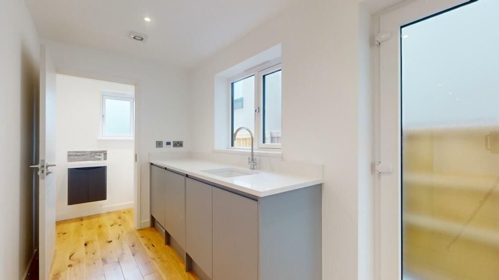 UTILITY ROOM/SIDE HALL