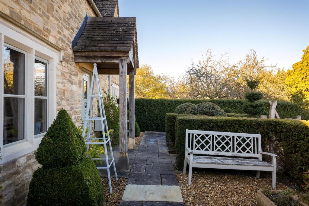 20 - Dovecote Cottage - GL7 5NG - Web.jpg