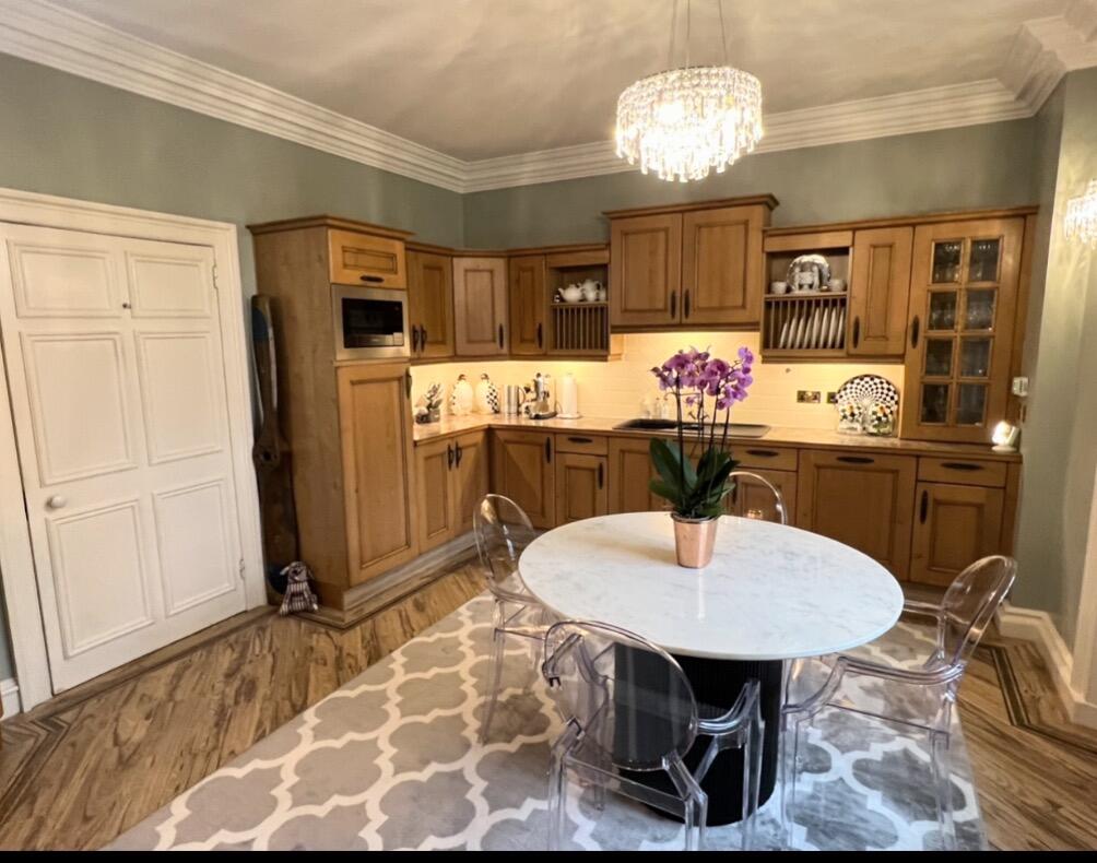 KITCHEN / DINING