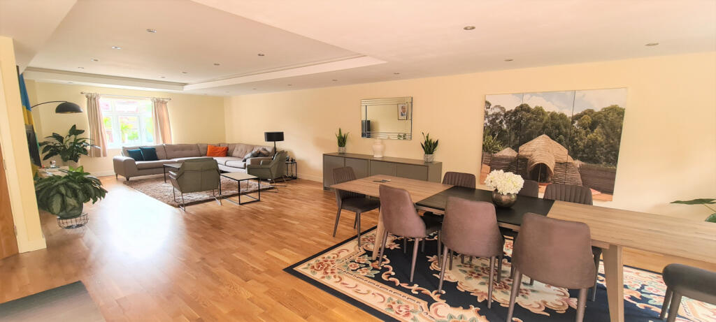 LOUNGE - DINING AREA
