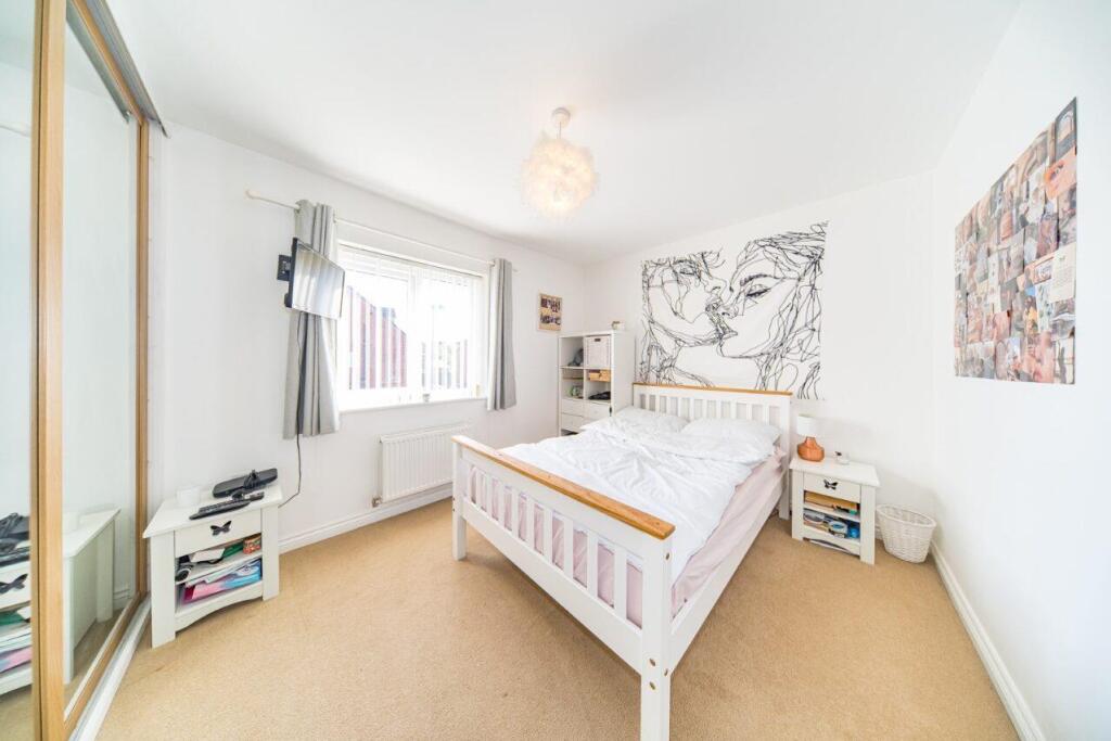 15 Station Road bedroom 2.jpg