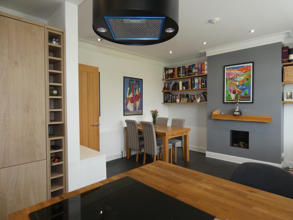 KITCHEN / DINING