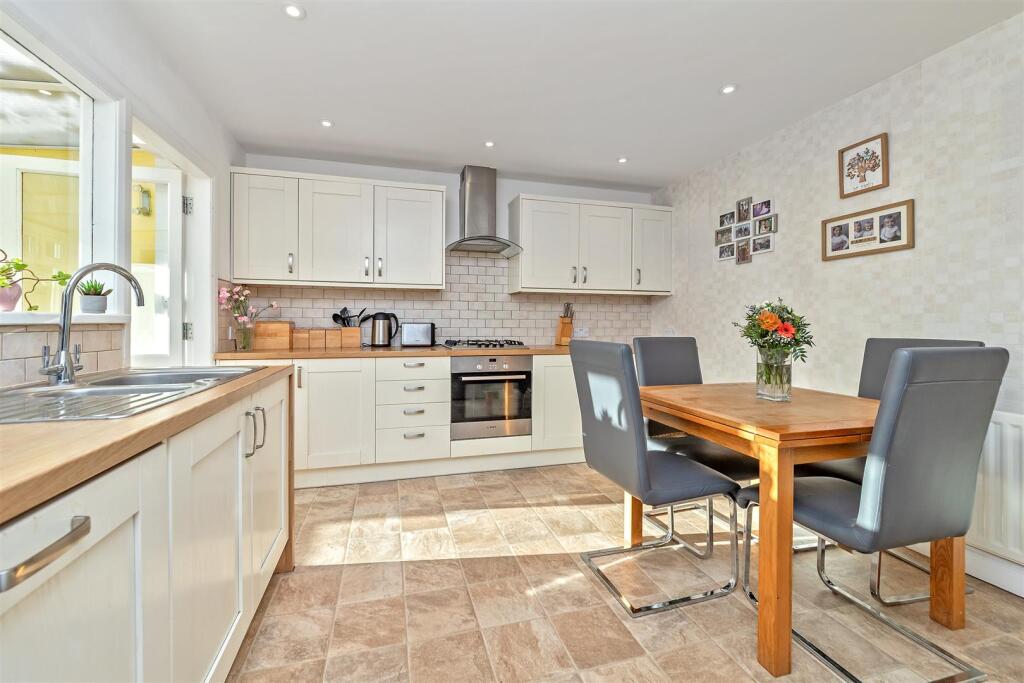 26KitchenerClose-14.jpg