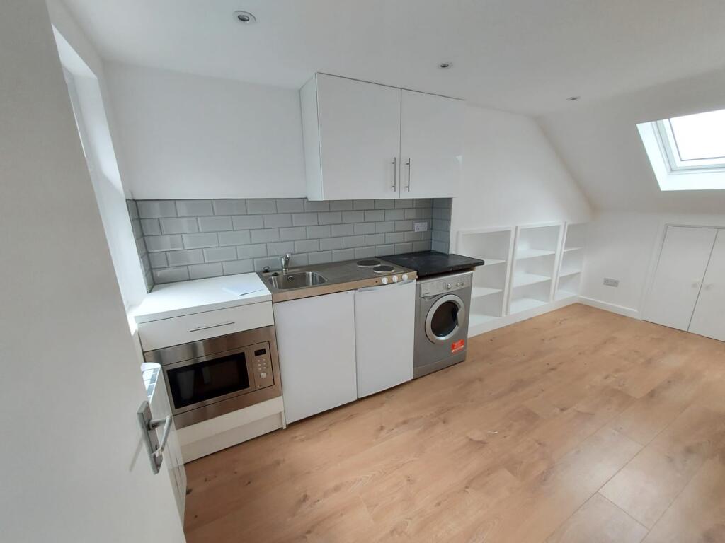 An Extremely Spacious Top Floor Studio in the hea
