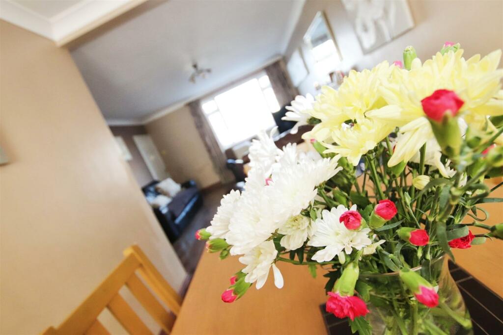 "L" SHAPED LOUNGE/DINING ROOM