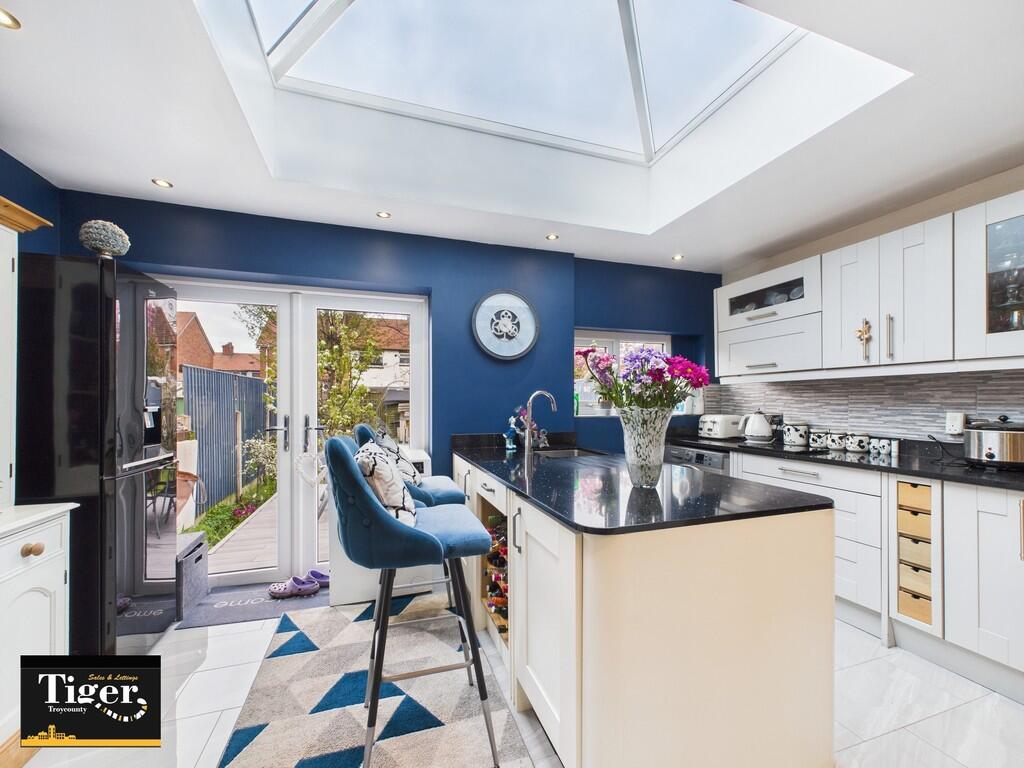 CAM02176G0-PR0553...