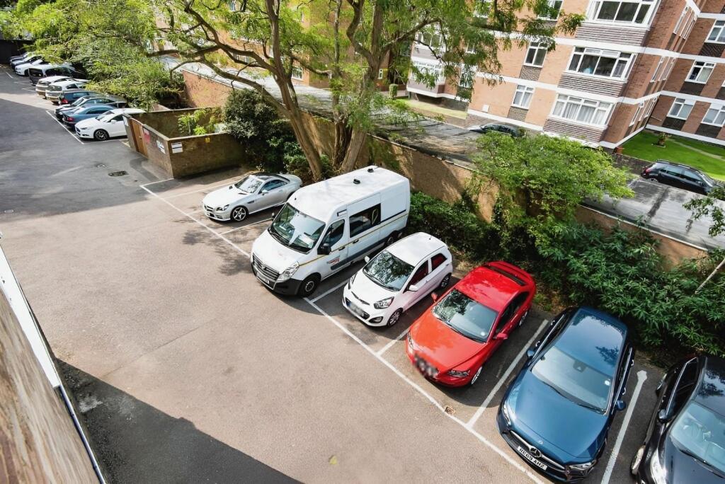 c9936048-Parking.jpg