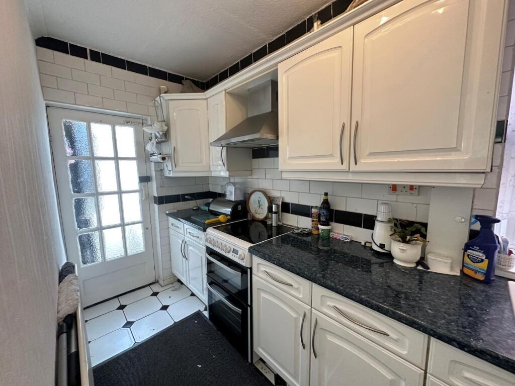 Kitchen 2.jpg