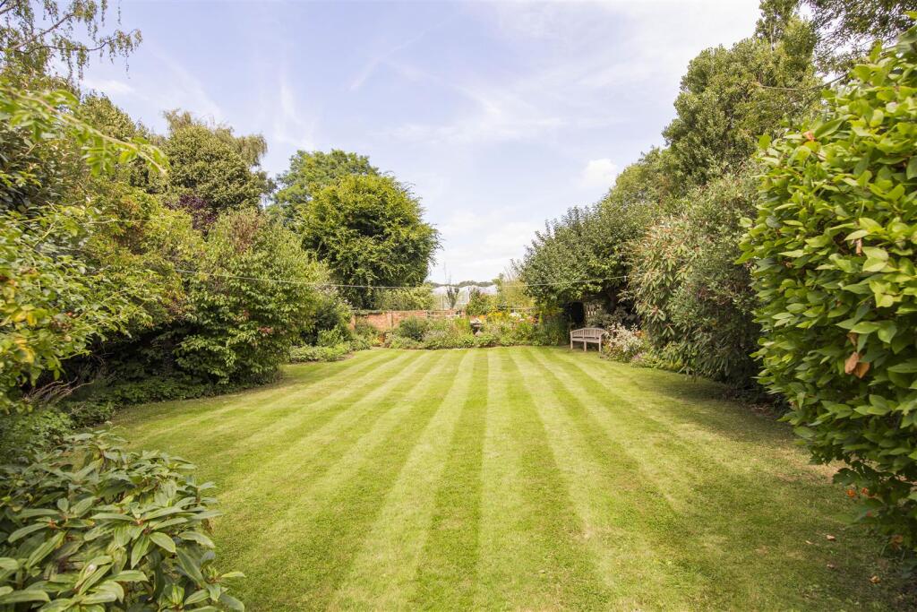 Extensive Lawn and Borders
