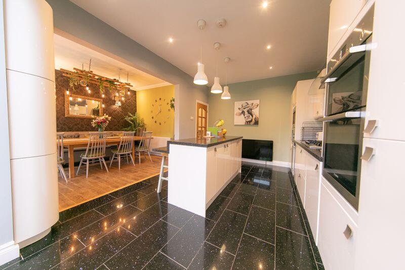 Kitchen &amp; dining room