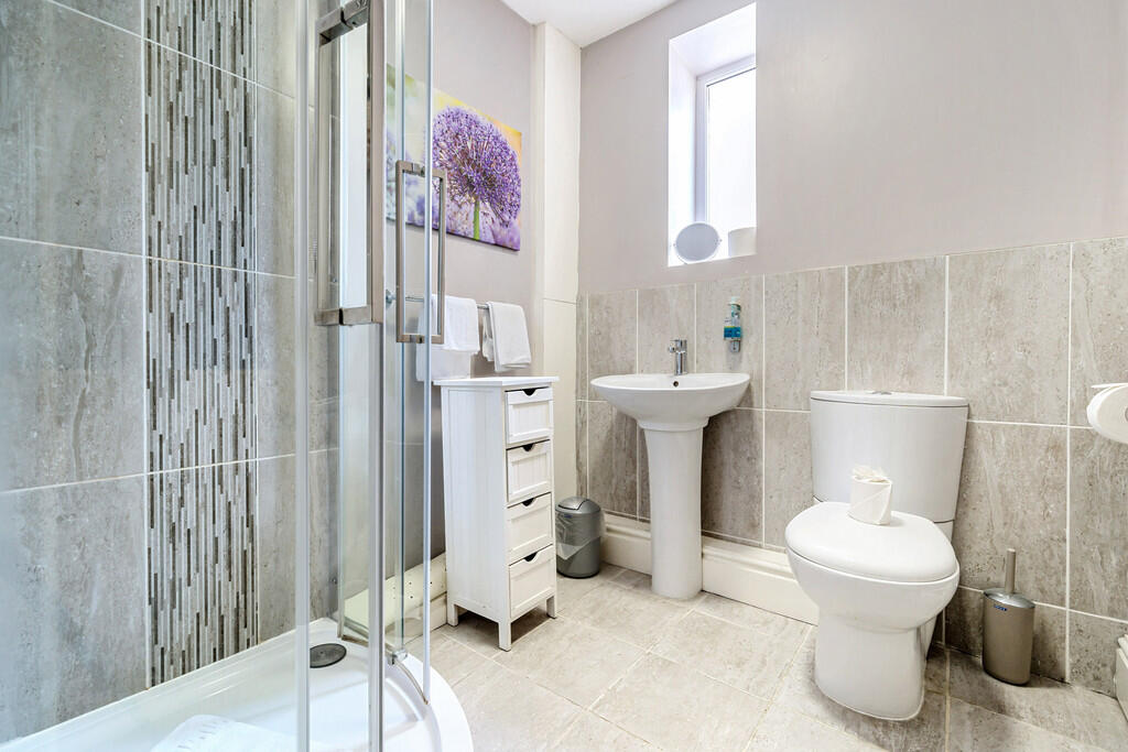 First Floor Showe...