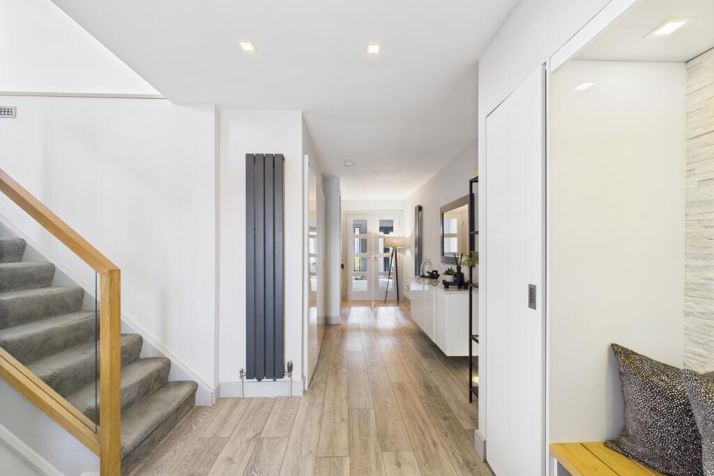 CAM04201G0-PR0088-STILL018