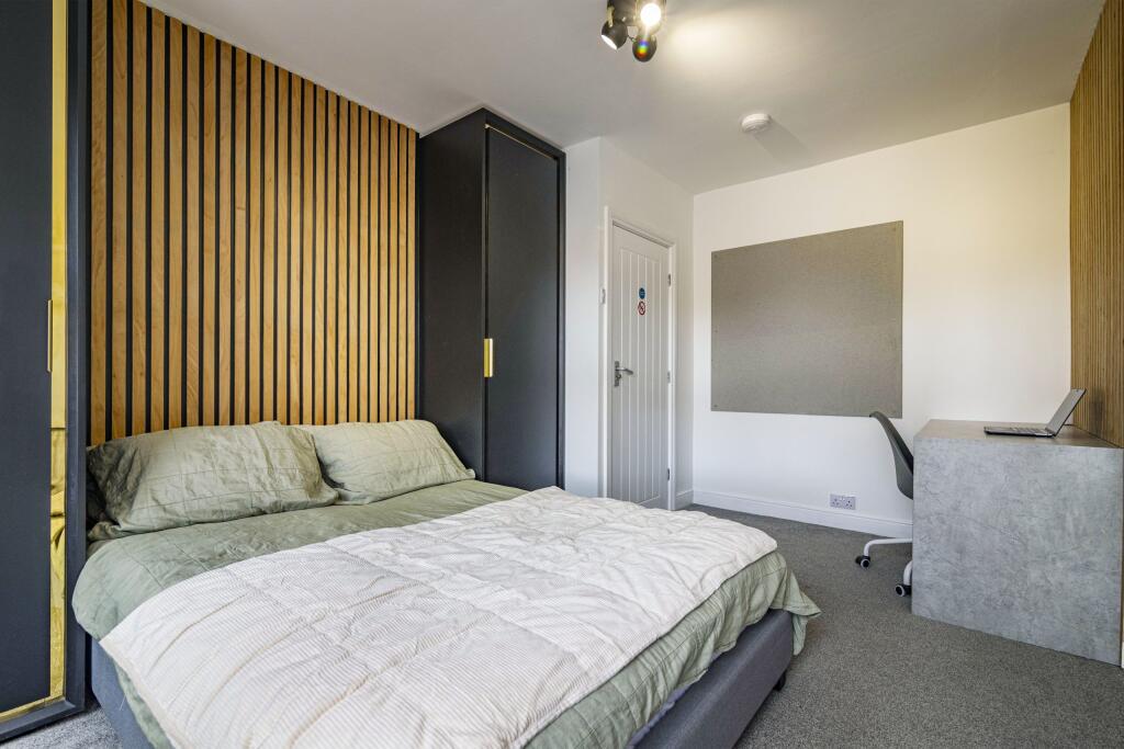 10 South Parade - Bedroom1.jpg