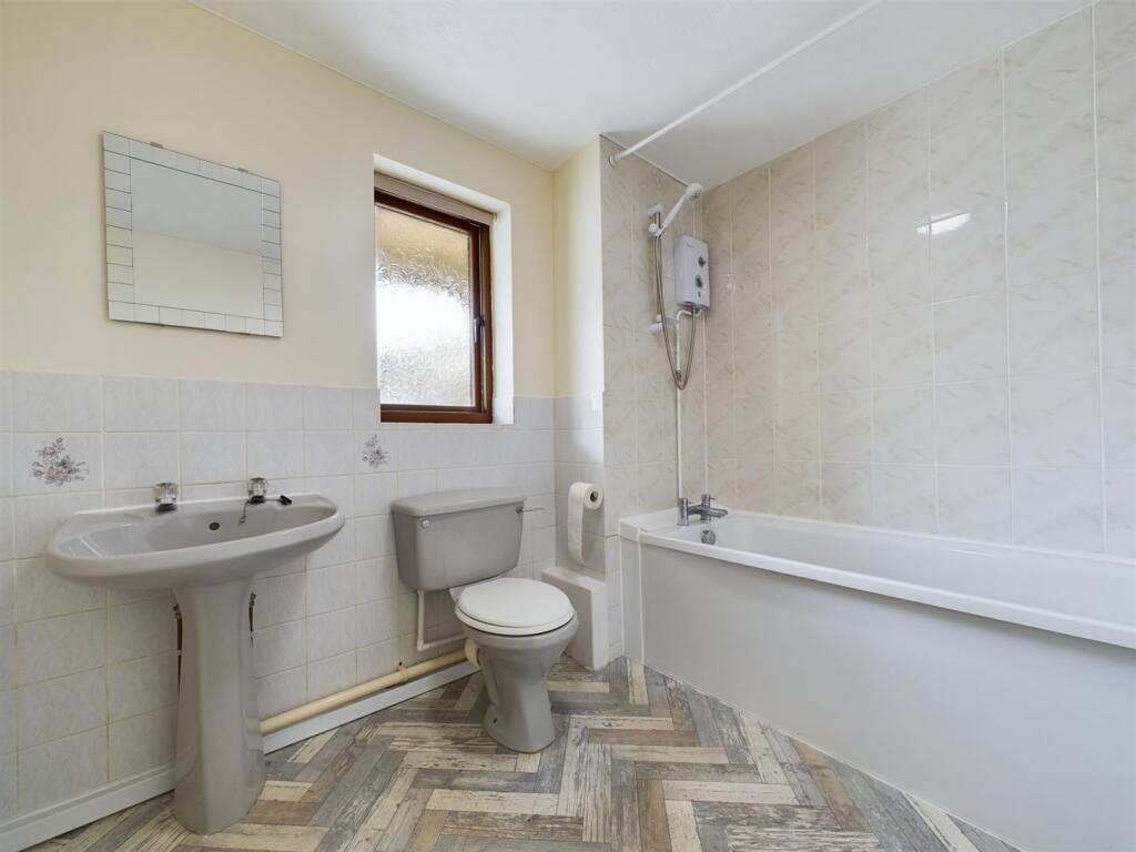 6 Jenkins Court Bathroom