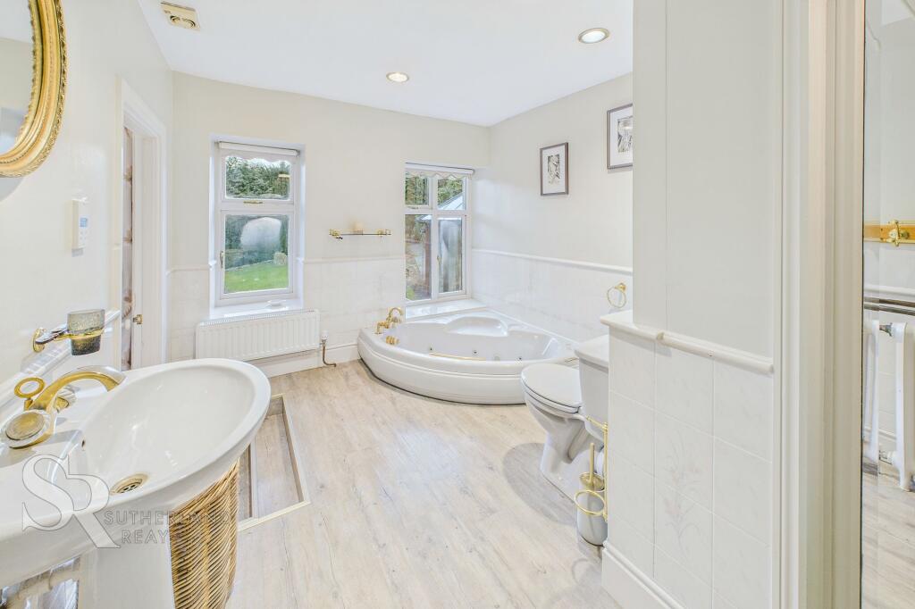 Principal En Suite Bathroom