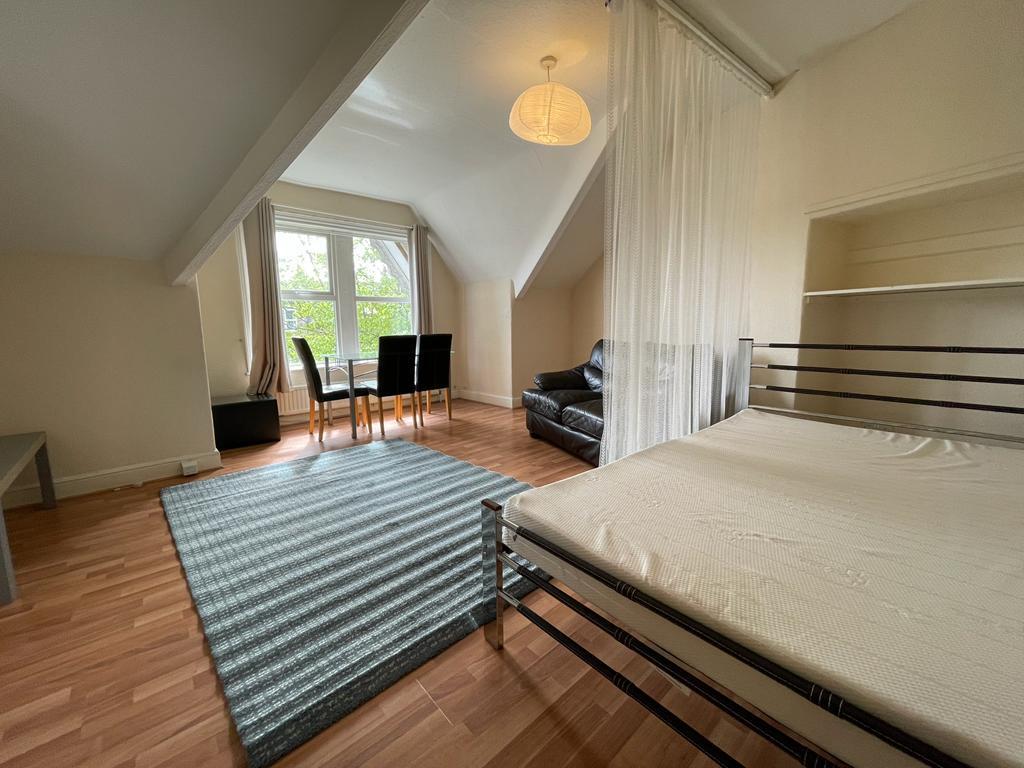 OPEN PLAN LIVING AREA