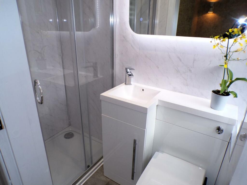 LaycockGv7ensuite.JPG