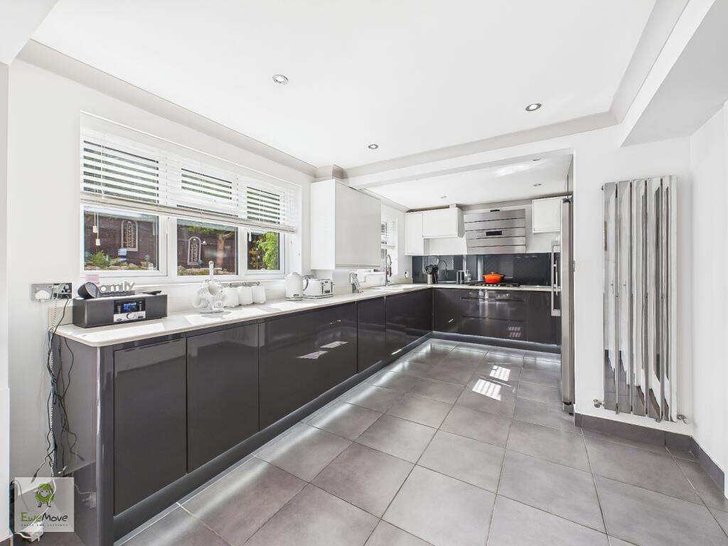 CAM02308G0-PR0189-STILL020-2