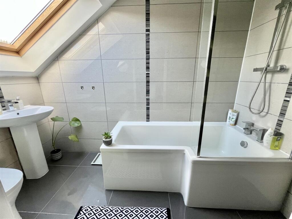 En Suite Bathroom Aspect 3 - Bed 1