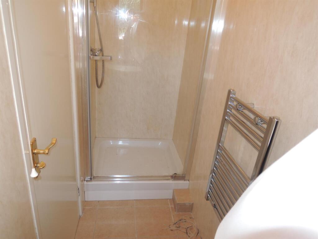 En Suite Shower Room: