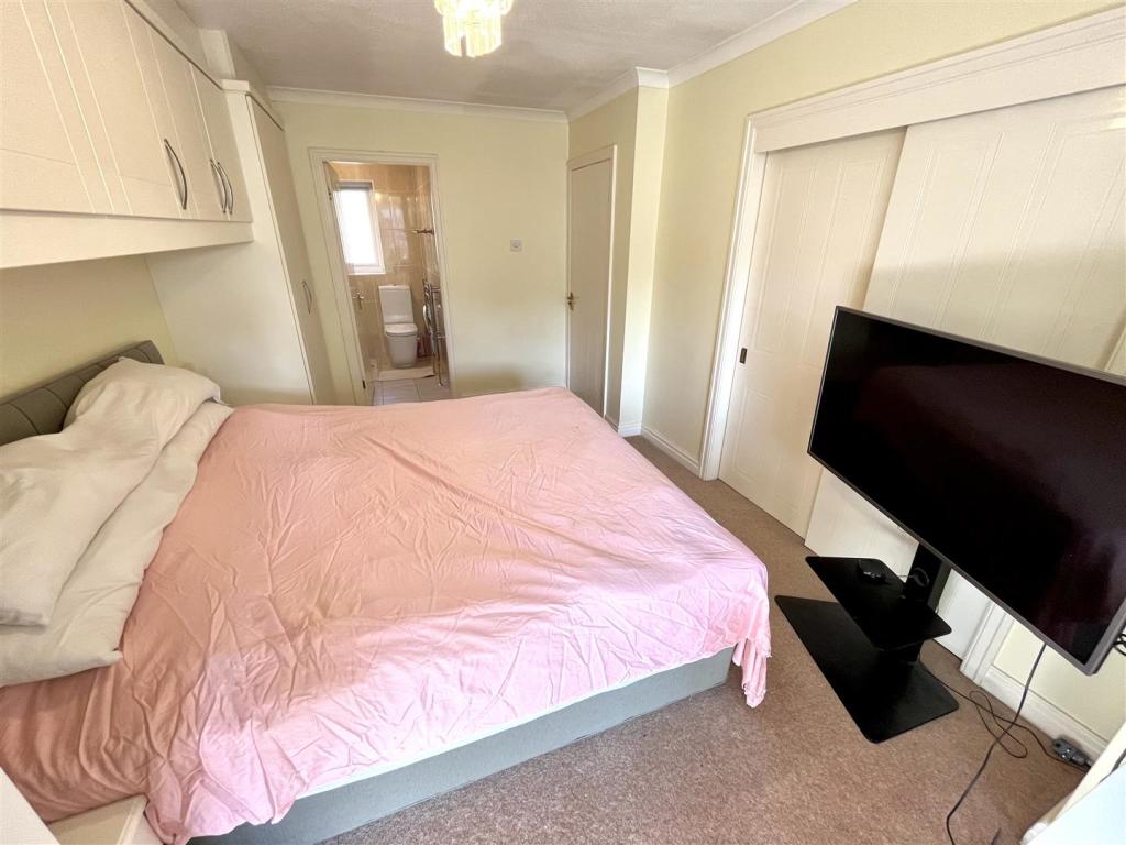 Bedroom 1 Aspect 2.jpg