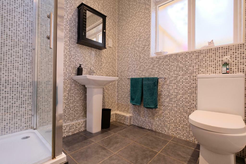 Family shower room (next to Bedroom 3)