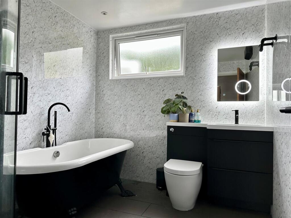Bathroom 2.jpg