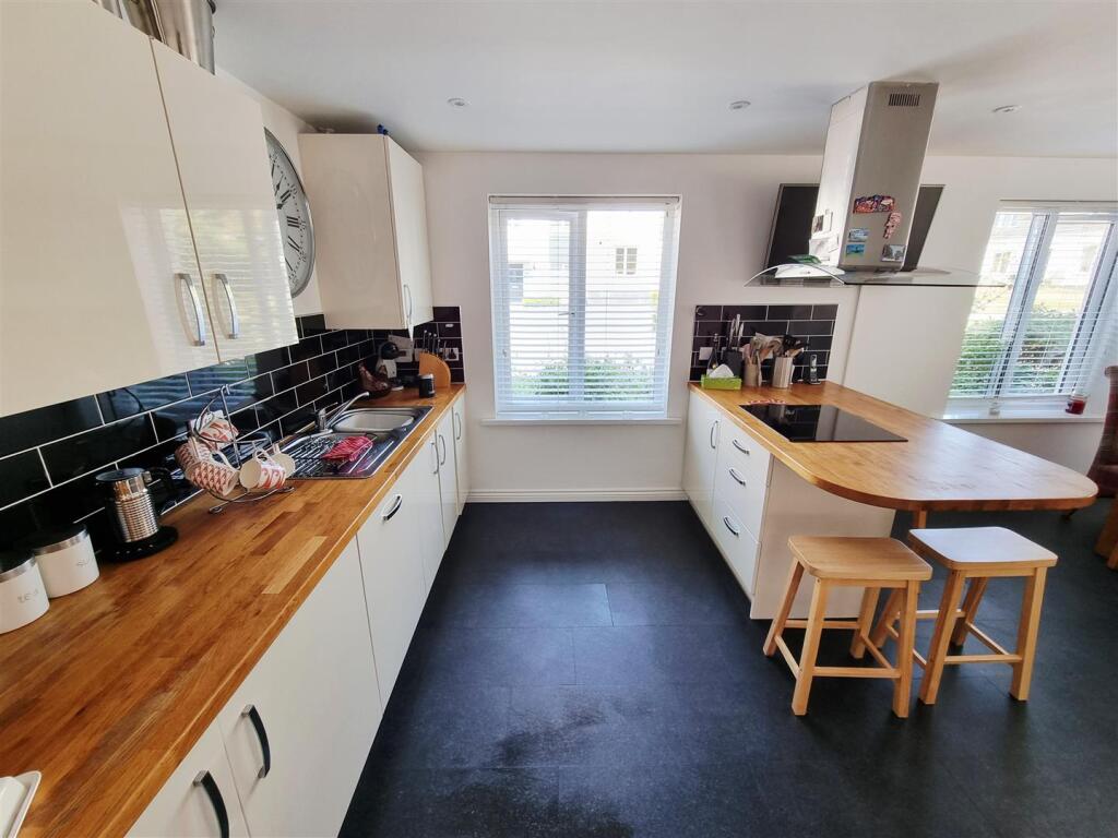 Kitchen 1.jpg
