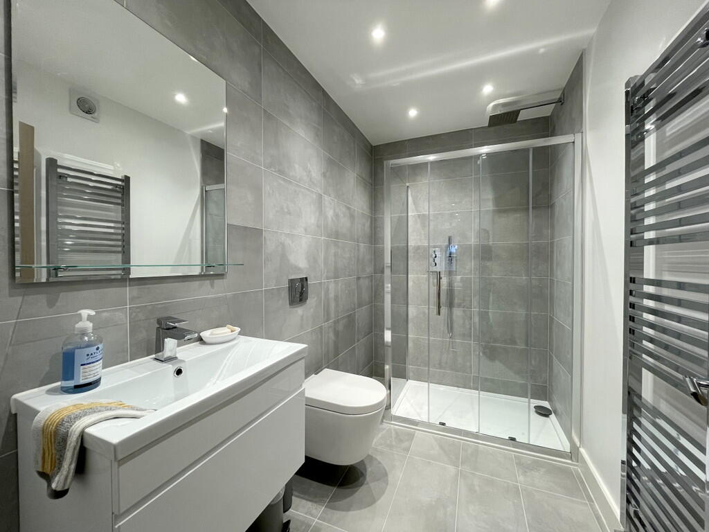 en suite shower r...