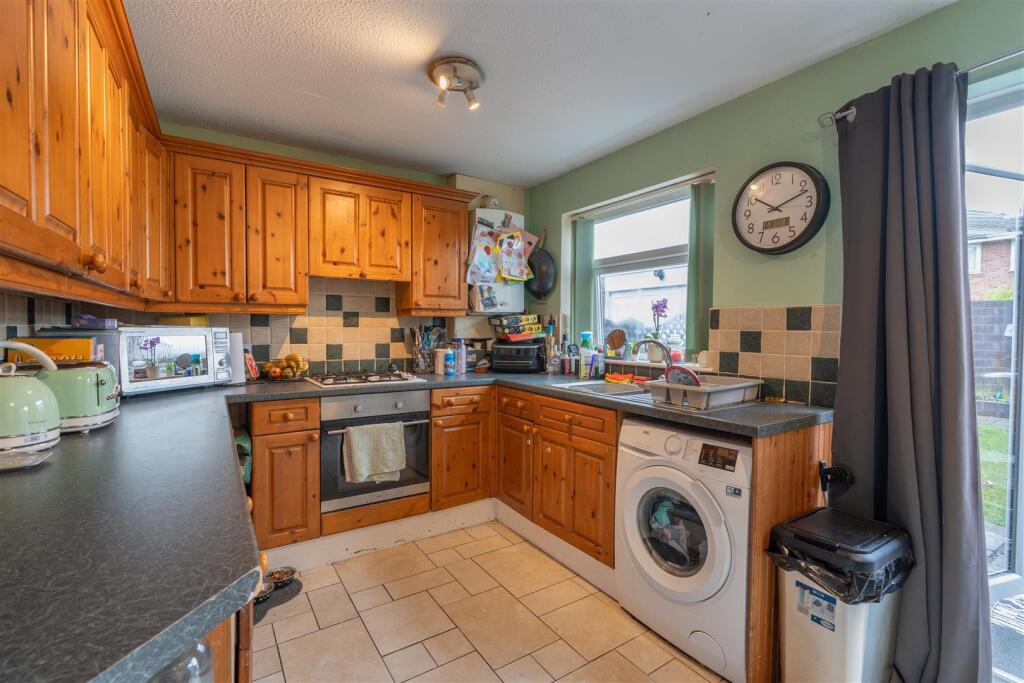 4 Lancaster Close -3.jpg