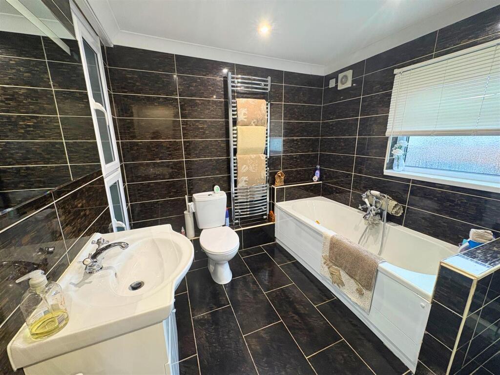 Bathroom a (edit).jpg