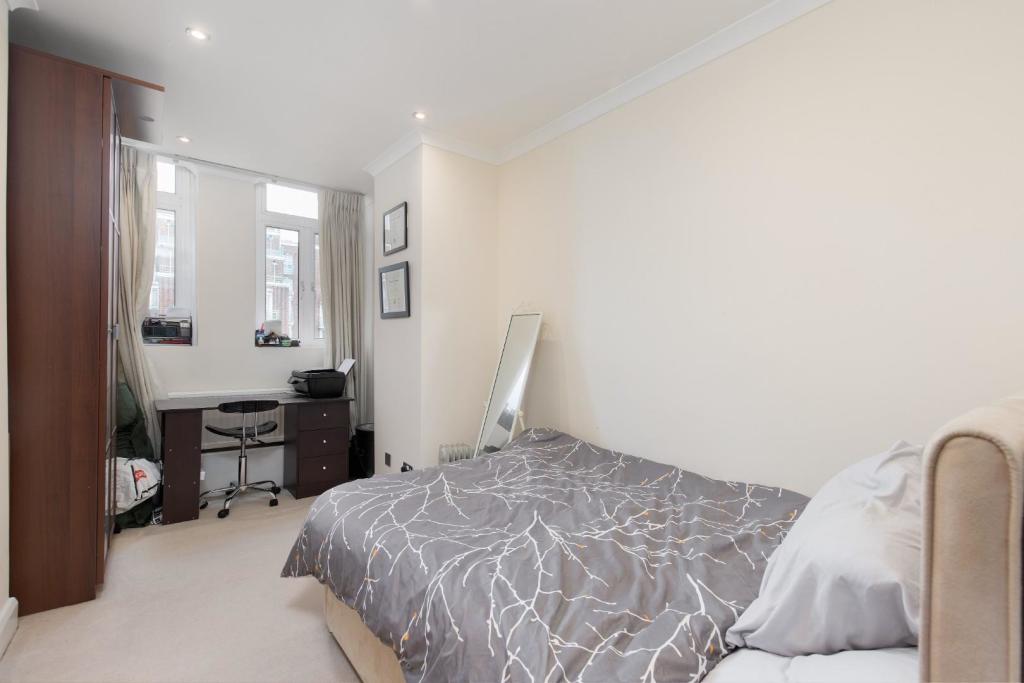 Bickenhall Mansions 60- bed.jpg