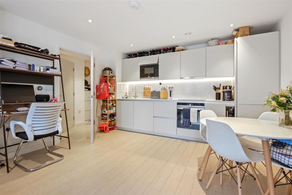 04-76849 - AM - Flat 2, 3 Ann street N1 7 FF-12-lo